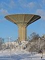 English: The water tower of Roihuvuori (built in the 1970s, 52 metres high, 12,000 m³ of water) Suomi: Roihuvuoren vesitorni (rak. 1970-luvulla, kork. 52 m, 12 000 kuutiota vettä