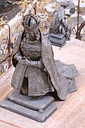 Statue von Kaiser Maiximlian I auf seinem Grabmal in der Hofkirche in Innsbruck.jpg