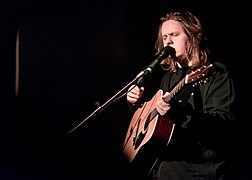 Lewis Capaldi 01 05 2018 -14 (25671461168).jpg