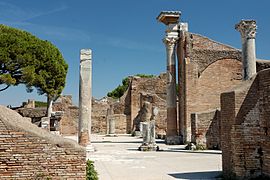 Frigidarium Terme del Foro Ostia Antica 2006-09-08.jpg