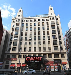 N.º 54, edificio Rialto construido entre/built between 1926–1930. Alberga el teatro Rialto / it hosts the Rialto theatre