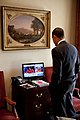 Barack Obama frente a un cuadro del despacho de la secretaría presidencial (junto al despacho oval de la Casa Blanca) en 2009.