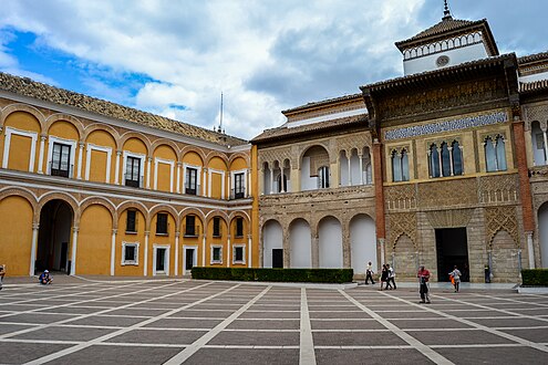 Fachada del palacio y acceso al Patio del Crucero