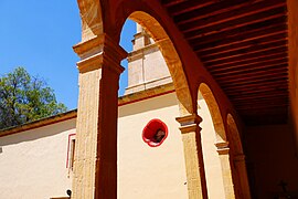 Pasillo con arcos del Exconvento del Señor del Tepozán 01.jpg