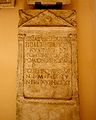 Stele funeraria romana con epigrafe.