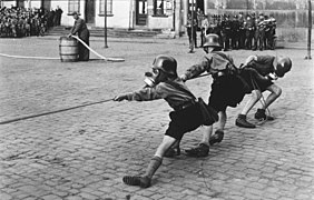 Bundesarchiv Bild 133-393, Worms, Luftschutzübung der Hitlerjugend.jpg