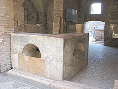 Taverne in Ostia Antica 01.jpg