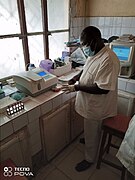 Laborantin portant des gants à la clinique bon secours à Maroua.jpg