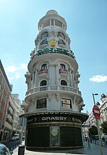 Grassy, edificio construido entre/built between 1916–1917. Alberga la relojería Grassy y museo de relojes / It hosts Grassy Jeweler's and a museum of clocks