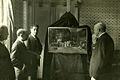 Joaquín Folch y Torres, presidente de la Junta de Museos y otras personalidades contemplan La vicaría de Mariano Fortuny en 1922, a su llegada a Barcelona.
