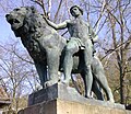 Linke Statue der Figurengruppe mit Löwen am Eingangsportal des Tiergarten Nürnberg