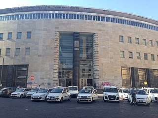 Palazzo delle Poste di Napoli, Gino Franzi, 1936. Un capolavoro del modernismo, costruito in marmo e diorite.