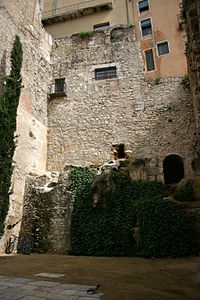 Català: Muralla carolíngia de la pujada de Sant Feliu. Italiano: Muro carolingio della salita di Sant Feliu.