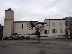 Eglise Saint Vincent de Belvianes - vue de la place.jpg