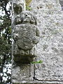 Edern : chapelle Saint-Jean-Botlan, personnage sculpté avec écusson du pignon ouest