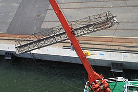 2016-08 Frachtschiffreise MS Dornbusch Gangway kommt zurück an Bord 0879.jpg