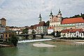 Mündung der Steyr in die Enns. Rechts davon der Stadtteil Steyrdorf mit Bürgerspital und Michaelerkirche