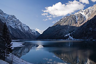 Klöntalersee, un lago en el cantón de Glarus, Suiza