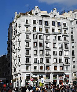 N.º 44 edificio construido entre/built between 1922-1925 para viviendas