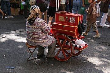 Organillera con su organillo.