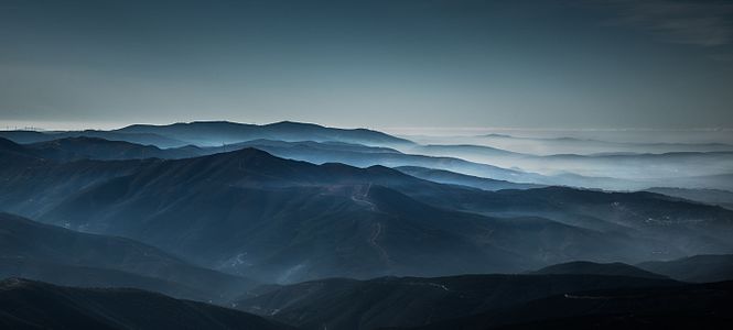 Morning fog in the Serra da Estrela, Portugal. By Sara Bento, CC-BY-SA-4.0.