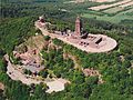 Reichsburg Kyffhausen mit ehemals zwei Bergfrieden, links im Bild der quadratische Bergfried der Oberburg (rechts das Kyffhäuserdenkmal), Thüringen