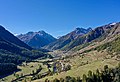 Das Dorf Lavin im Unterengadin, von Guarda (Scuol) her gesehen