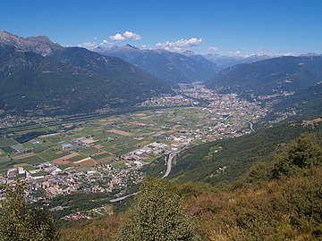 Bellinzona in the valley. Tessiner Alpen. Le montagne a ovest verso Valle Verzasca