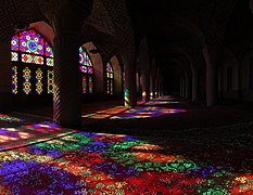 Na biyu: Cikin Masallacin Nasir ol Molk wanda ke a Shiraz. – Jinginarwa: Ayyoubsabawiki (cc-by-sa-4.0)