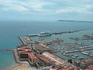 Català: Port d'Alacant Deutsch: Aussicht vom Castillo de Santa Barbara auf den Hafen von Alicante mit der AIDAaura. Español: Puerto de Alicante Français : Port d'Alicante