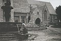 La fontaine de Saint-Jean-du-Doigt vers 1910 (photographie de Philippe Tassier).