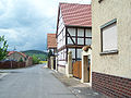 Dorfstraße mit den markanten Sandsteinportalen