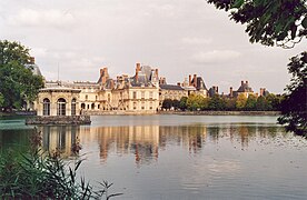 Fontainebleau Chateau 01.jpg