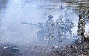 Soldiers Firing an Artillery105mm Light Gun MOD 45153629.jpg