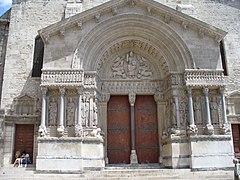 Das an römische Stadttore erinnernde Portal zeigt als zentralesThema das Weltgericht nebst des ganzen Bilderkreises der heilsgeschichtlichen Lehre.