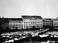Ansicht des Dönhoffplatzes 1880 mit Marktständen und der Postmeilensäule