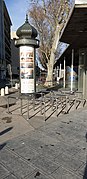 Arceaux vélo et colonne Morris, place de la Comédie - esplanade Charles de Gaulle, Montpellier.jpg