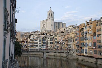 Català: La Catedral i el riu Onyar Italiano: La Cattedrale e il fiume Onyar.