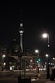 Berliner Fernsehturm mit interner Festbeleuchtung, im Vordergrund der Berliner Dom und das Zeughaus