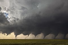 Primer puesto: Evolución de un tornado: Imagen compuesta de ocho fotografías tomadas secuencialmente durante la formación de un tornado en Kansas. – Atribución: JasonWeingart (CC BY-SA 4.0)