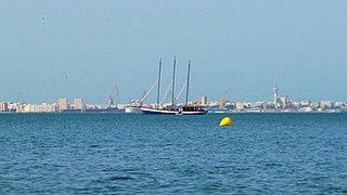 Velero desde la Playa de El Aculadero (8977307085) (cropped).jpg