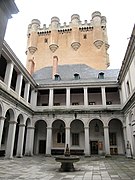 Patio de armas y torre de Juan II.