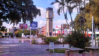 Torre reloj monumental del Parque Revolución.jpg