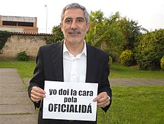 Gaspar Llamazares apoyando la oficialidad del asturiano.jpg