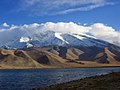 Muztagh Ata peak at karakul lake / El pico Muztagh Ata junto al lagoKarakul