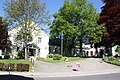 Kirchplatz mit evangelischem Gemeindehaus und Pfarrkirche