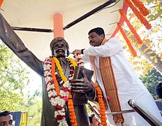 Dharmendra Pradhan paying floral tribute to great freedom fighter Madhusudan Das of Odisha in his ancestral village Satyabhamapur, in Cuttack district, Odisha.jpg