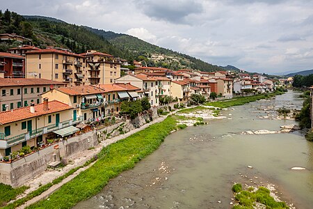 Ponte Mediceo upstream, looking north, Toscana landscape