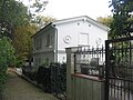 en: Listed building, created in 1860 / de: Denkmalgeschütztes spätklassizistisches Wohnhaus (Nr. 3) von 1860 mit vier Reliefmedaillons