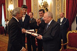 Il Presidente Carlo Azeglio Ciampi consegna al giornalista Saverio Montingelli il Premio Saint-Vincent per il giornalismo 2005.jpg